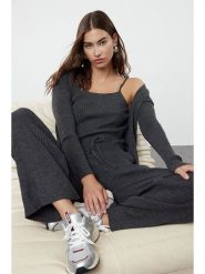 Trendyol 3-częściowy zestaw w kolorze antracytowym rozmiar: L. Czarne swetry klasyczne damskie Trendyol, l, bez kołnierzyka. Za 100.99 zł.