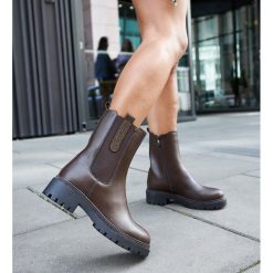 Brązowe wysokie botki zdobione cyrkoniami Vicco. Brązowe botki damskie na zimę, eleganckie, za kostkę, bez obcasa, na obcasie, bez zapięcia. Za 93.56 zł.