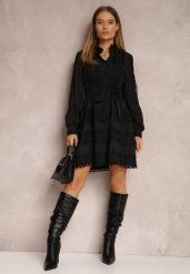 Czarna Sukienka Koszulowa z Wiązanym Paskiem i Ażurowymi Taśmami Deme. Czarne sukienki damskie Renee, w ażurowe wzory, z materiału, boho, bez ramiączek. W wyprzedaży za 203.99 zł.