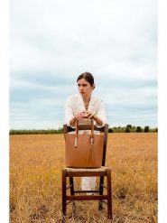 Christian Laurier Skórzana torebka "Gia" w kolorze karmelowym - 29 x 30 x 12,5 cm rozmiar: onesize. Brązowe torebki klasyczne damskie Christian Laurier, z materiału, przez ramię, bez dodatków. Za 345.36 zł.