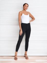 Jeansy skinny high waist - czarny. Czarne jeansy damskie Sinsay, z podwyższonym stanem. Za 39.99 zł.