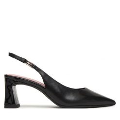 Czółenka Tamaris. Czarne czółenka damskie Tamaris, bez wzorów, bez obcasa. Za 369.99 zł.