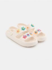 Piankowe klapki z kwiatami 3D - kremowy. Białe klapki damskie Sinsay, bez wzorów, bez obcasa, bez zapięcia. Za 29.99 zł.