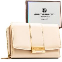 Poziomy portfel damski wykonany z lakierowanej skóry ekologicznej w beżowym kolorze - Peterson. Brązowe portfele damskie Peterson, bez wzorów, ze skóry ekologicznej. Za 99.99 zł.