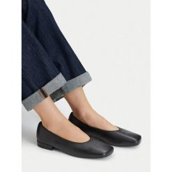 Baleriny GINO ROSSI. Czarne balerinki damskie Gino Rossi, bez wzorów. Za 299.99 zł.