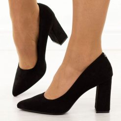 Czarne zamszowe czółenka damskie na słupku Sergio Leone Pb216. Czarne czółenka damskie Sergio Leone, bez wzorów, ze skóry, bez obcasa, na słupku. Za 159.00 zł.