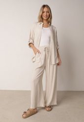 Jasnobeżowy Wiskozowo-Lniany Komplet w Paski Koszula i Szerokie Spodnie Terasea. Brązowe koszule damskie Born2be, l, bez wzorów, ze lnu, biznesowe, bez kołnierzyka, bez ramiączek. Za 209.99 zł.