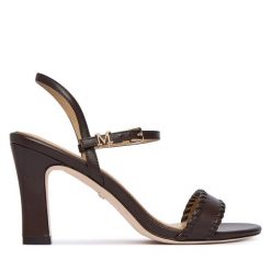 Sandały Marciano Guess. Brązowe sandały damskie Marciano Guess, z aplikacjami, bez obcasa, na słupku, bez zapięcia. Za 959.99 zł.