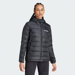 Kurtka Terrex Multi Light Down Hooded. Czarne kurtki damskie Adidas, l, bez wzorów, z materiału, z kapturem. W wyprzedaży za 349.50 zł.