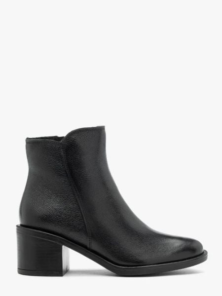 Czarne botki na słupku. Czarne botki damskie Ryłko, ze skóry, klasyczne, z okrągłym noskiem, za kostkę, bez obcasa, na słupku, bez zapięcia. W wyprzedaży za 329.99 zł.