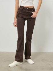 Bawełniane jeansy flare - brązowy. Brązowe jeansy damskie Sinsay. Za 79.99 zł.