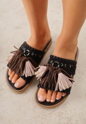 Czarne Klapki VICES na Płaskiej Podeszwie w Stylu Boho z Frędzlami Averathla. Czarne klapki damskie Renee, z aplikacjami, z denimu, bez obcasa, na płaskiej podeszwie, bez zapięcia. Za 109.99 zł.