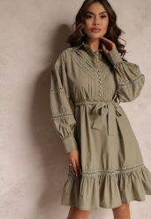 Ciemnozielona Koszulowa Sukienka z Perłowymi Guzikami i Koronkowymi Wstawkami Shyanne. Zielone sukienki damskie Renee, bez wzorów, z koronki, vintage, bez ramiączek. W wyprzedaży za 187.99 zł.