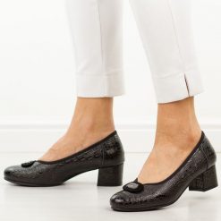 Czarne skórzane czółenka damskie Potocki 19488. Czarne czółenka damskie POTOCKI, bez wzorów, ze skóry, z okrągłym noskiem, bez obcasa, na obcasie. Za 219.00 zł.