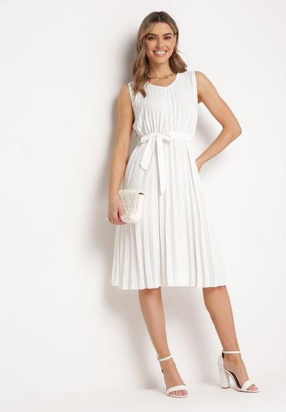 Biała Rozkloszowana Sukienka Midi Plisowana z Materiałowym Paskiem Varethia. Białe sukienki damskie Born2be, bez wzorów, z materiału, wizytowe, bez ramiączek. Za 49.99 zł.