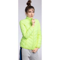 Kurtka puchowa damska KUD002 - żółty neon. Żółte kurtki damskie 4F, na lato, z materiału. W wyprzedaży za 199.99 zł.