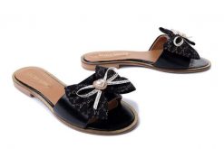 LAURA MESSI 2791 173 czarny, klapki damskie. Czarne klapki damskie Laura Messi, bez wzorów, ze skóry, bez obcasa, na obcasie, bez zapięcia. Za 209.94 zł.