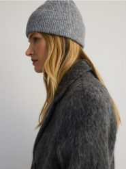 Czapka beanie - jasnoszary. Szare czapki damskie Reserved, bez wzorów. W wyprzedaży za 29.99 zł.