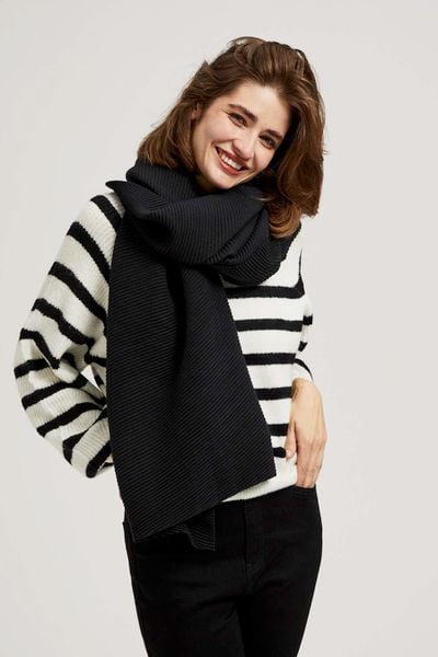 Prążkowany szalik czarny. Czarne szaliki damskie MOODO, bez wzorów, z poliesteru. W wyprzedaży za 30.99 zł.