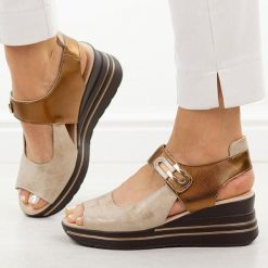 Skórzane cooper sandały damskie na koturnie M.Daszyński 25144-1. Brązowe sandały damskie M.Daszyński, bez wzorów, ze skóry, bez obcasa, na koturnie, bez zapięcia. Za 219.00 zł.