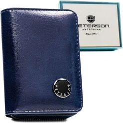 Mały portfel damski ze skóry naturalnej i ekologicznej w granatowym kolorze - Peterson. Niebieskie portfele damskie Peterson, bez wzorów, ze skóry ekologicznej. Za 89.99 zł.