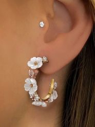 Les Petites Précieuses Pozłacane kolczyki-kreole z perłą i cyrkoniami rozmiar: onesize. Białe kolczyki damskie Les Petites Précieuses, z cyrkonią, pozłacane. Za 304.99 zł.