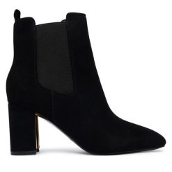 Botki Guess. Czarne botki damskie Guess, bez obcasa, na słupku, bez zapięcia. Za 674.99 zł.