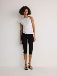 Jeansy capri - czarny. Czarne jeansy damskie Reserved. W wyprzedaży za 89.99 zł.