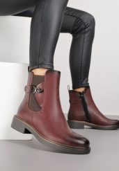 Bordowe Botki Typu Sztyblety z Klamerką i Ozdobnym Paskiem przy Cholewce Hanice. Czerwone botki damskie Renee, z jeansu, eleganckie, bez obcasa, na płaskiej podeszwie, bez zapięcia. Za 199.99 zł.