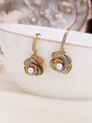 Pierres de Jade Pozłacane kolczyki z perłami rozmiar: onesize. Szare kolczyki damskie Pierres de Jade, z cyrkonią, pozłacane. Za 39.99 zł.