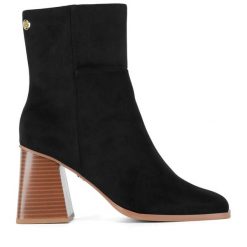 Botki Nine West. Czarne botki damskie Nine West, bez obcasa, na słupku, bez zapięcia. Za 279.99 zł.