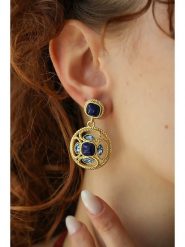 L'Atelier de Gaia Pozłacane kolczyki z lapis lazuli i cyrkoniami rozmiar: onesize. Niebieskie kolczyki damskie L'Atelier de Gaia, z cyrkonią, pozłacane. Za 87.19 zł.