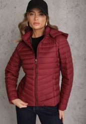 Bordowa Przejściowa Kurtka Pikowana z Kapturem z Możliwością Odpięcia Pretiga. Czerwone kurtki damskie Renee, l, bez wzorów, z jeansu, z kapturem. Za 109.99 zł.