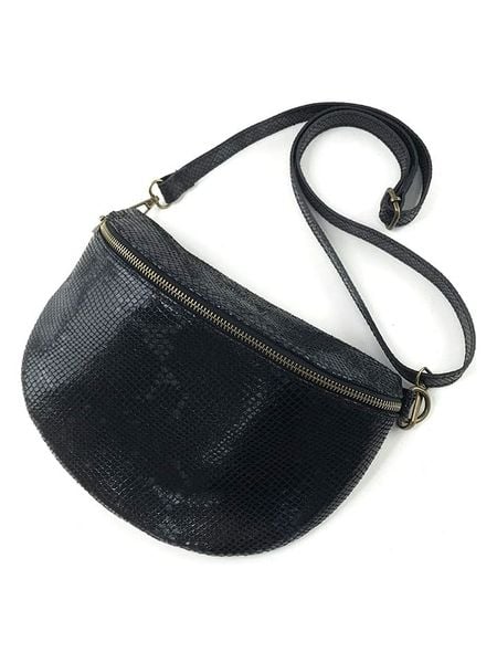 Marlon Skórzana saszetka w kolorze czarnym - 25 x 19 x 7 cm rozmiar: onesize. Czarne nerki i saszetki damskie Marlon, bez wzorów, z materiału. Za 224.52 zł.