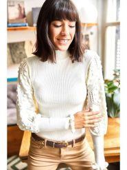 Olalook Sweter w kolorze białym rozmiar: onesize. Białe swetry klasyczne damskie Olalook, ze splotem, bez kołnierzyka. Za 83.62 zł.