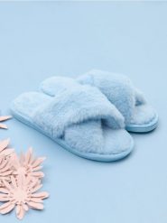 Kapcie - błękitny. Niebieskie kapcie damskie Sinsay, z futra. W wyprzedaży za 13.99 zł.