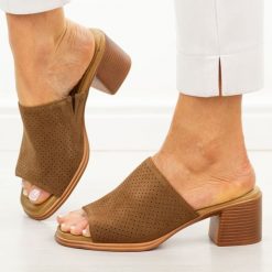 Brązowe skórzane klapki damskie na obcasie T.Sokolski 365. Brązowe klapki damskie Sokolski, bez wzorów, z jeansu, bez obcasa, na obcasie, bez zapięcia. Za 219.00 zł.