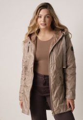 Brązowa Pikowana Kurtka Przejściowa Parka z Kapturem o Długim Kroju z Ozdobą Isaline. Brązowe kurtki damskie Born2be, l, z dresówki, z kapturem. Za 149.99 zł.