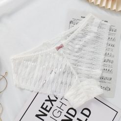 Figi transparentne z delikatnego materiału na każdą okazję Marylou. Czarne figi Intica, bez wzorów, z materiału. W wyprzedaży za 59.00 zł.