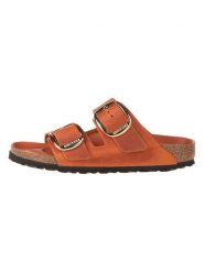 Birkenstock Skórzane klapki w kolorze pomarańczowym rozmiar: 36. Pomarańczowe klapki damskie Birkenstock, bez wzorów, z otwartym noskiem, bez obcasa, bez zapięcia. Za 479.95 zł.