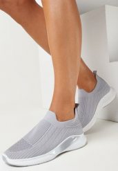 Szare Buty Sportowe z Elastyczną Cholewką i Ozdobną Podeszwą Pilly. Szare obuwie sportowe casual damskie Born2be, bez zapięcia. Za 54.99 zł.