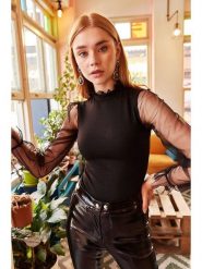 Olalook Bluzka w kolorze czarnym rozmiar: L. Czarne bluzki damskie Olalook, l, bez wzorów, z tiulu, bez kołnierzyka, bez ramiączek. Za 56.53 zł.