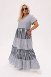 Sukienka w paski Moya MAXI z falbankami - lekka, wygodna i stylowa PLUS SIZE XXL OVERSIZE LATO. Białe sukienki damskie Moda Size Plus Iwanek, bez wzorów, z bawełny, eleganckie, bez ramiączek. W wyprzedaży za 285.90 zł.
