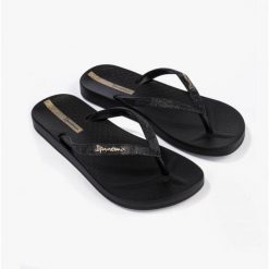 Klapki Ipanema Anat Lolita Fem Damskie. Czarne klapki damskie Ipanema, bez wzorów, z gumy, bez obcasa, bez zapięcia. Za 73.99 zł.