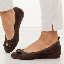 Brązowe zamszowe skórzane Polskie baleriny damskie Prestige 2236. Brązowe balerinki damskie Prestige, bez wzorów, ze skóry, z okrągłym noskiem. Za 399.00 zł.