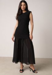 Czarna Sukienka Ażurowa z Usztywnioną Linią Ramion i Przezroczystym Dołem Semiriel. Czarne sukienki damskie Born2be, w ażurowe wzory, z zamszu, eleganckie, bez ramiączek. Za 119.99 zł.