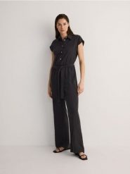 Kombinezon z lyocellu - szary. Szare kombinezony damskie Reserved, l, bez wzorów, z lyocellu, bez kołnierzyka, bez ramiączek. W wyprzedaży za 89.99 zł.