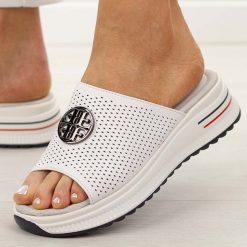 Białe ażurowe skórzane klapki damskie S.Barski 661. Białe klapki damskie S.BARSKI, z aplikacjami, ze skóry, bez obcasa, na płaskiej podeszwie, bez zapięcia. Za 199.00 zł.