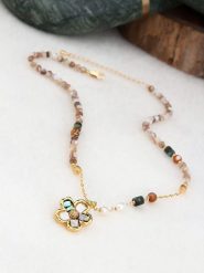 Pierres de Jade Pozłacany naszyjnik z elementami ozdobnymi - dł. 50 cm rozmiar: onesize. Białe naszyjniki damskie Pierres de Jade, z perłą, pozłacane. Za 86.99 zł.