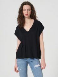 Koszulka loose - czarny. Czarne koszulki damskie Sinsay, l, bez wzorów, z bawełny, bez kołnierzyka, bez ramiączek. Za 25.99 zł.